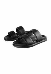 Zwarte slipper sandalen met twee brede gevoerde banden en gestructureerde rubberen zolen, weergegeven op een witte achtergrond.