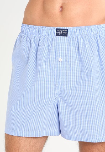 Svetlo modri in beli kockasti moški bokserji, ki imajo elastični pas, sprednji gumb in mehko, zračno tkanino.