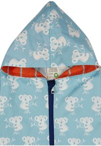 Giaccone blu in cotone organico con cappuccio, caratterizzato da motivi di koala bianchi e un interno arancione. Chiusura con zip e dettaglio del tirante a forma triangolare.