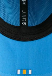 Blauer Baseball-Cap mit schwarzem Unterteil, strukturiertem Design und Mesh-Futter. Auffällige Details sind ein kleines farbiges Logo auf dem Schirm.