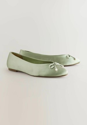 Grüne Satin-Ballerinas mit runder Zehenpartie, dekorativem Bogen mit Perlenakzenten und flacher Sohle für hohen Tragekomfort.