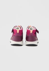 Μπορντό ψηλά παπούτσια με υφή κουτί, ροζ λεπτομέρειες, λουράκι με βέλκρο και λευκή σόλα, με κυκλικό λογότυπο στο πλάι.