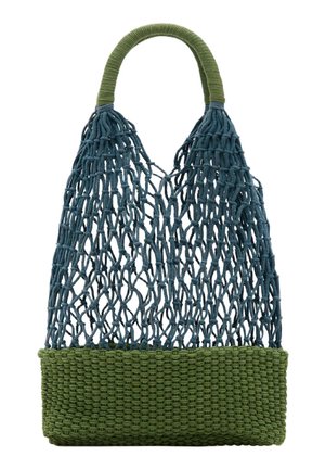 Bolsa de compra de red azul con base tejida verde sólida y asas envueltas en verde sobre fondo blanco.