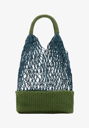 Bolsa de compra de red azul con base tejida verde sólida y asas envueltas en verde sobre fondo blanco.