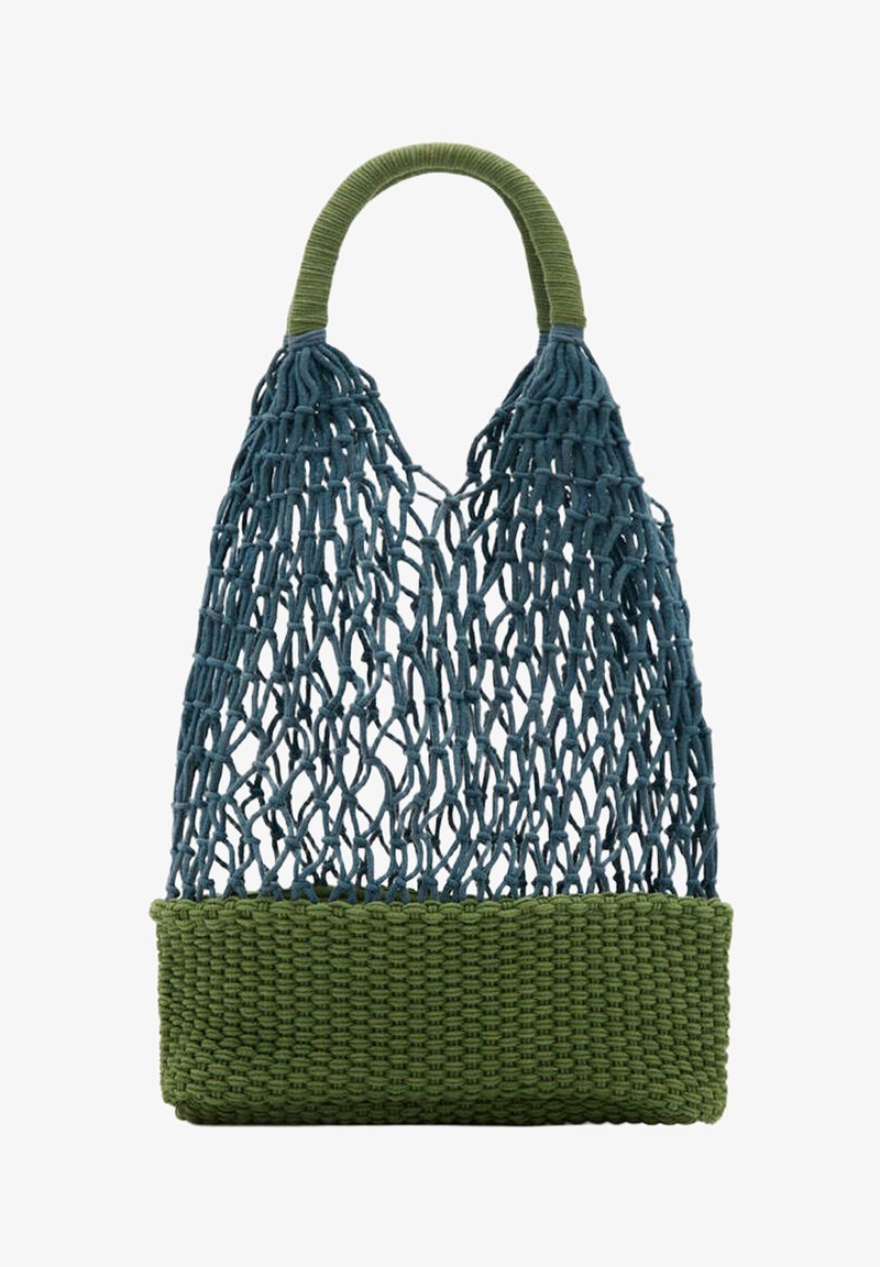 Sac de courses en filet bleu avec base tissée verte solide et poignées enveloppées en vert sur fond blanc.