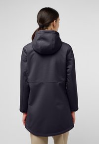 Dunkelgraue Jacke mit Kapuze, langen Ärmeln und leicht gewelltem Saum. Aus glattem Stoff gefertigt und mit minimalen Nahtdetails.