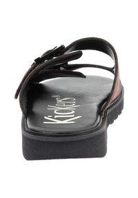 Sandalo in pelle marrone con suola in gomma nera, caratterizzato da due cinghie regolabili e una soletta imbottita con il marchio "Kickers".