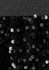 Musta paljeteilla koristeltu kangas, jossa on teksturoitu päällyskerros. Kangas sisältää pyöreitä paljetteja, jotka vaihtelevat sävyiltään mustasta tumman harmaaseen ja luovat näin kimaltavan vaikutelman.