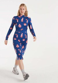 Vestido azul con mangas largas y falda lápiz, que presenta un patrón de gatos rosas y objetos. Hecho de una tela elástica, de diseño ajustado.