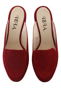 Rote Wildleder-Slipper mit runder Zehenpartie und offenem Rücken. Glattes Innenfutter, genähte Details entlang der Kanten.