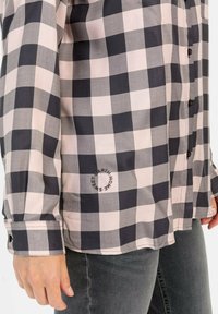 Langarm geruite blouse in roze en marineblauw, met een houndstooth patroon, knoopsluiting en logodetail bij de zoom.