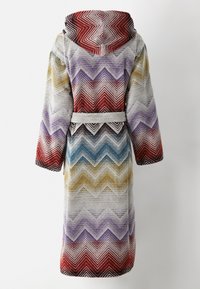 Bañera con capucha en un patrón de zigzag multicolor que presenta rojo, morado, amarillo y azul. Fabricada con un tejido texturizado y con correa en la cintura.