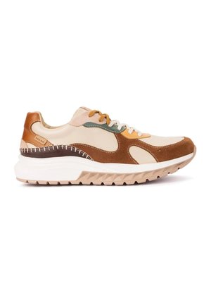 Sneaker casual con pannelli beige, marroni e color tan, lacci bianchi e suola bianca spessa con grip testurizzato, mostrata dal lato esterno.