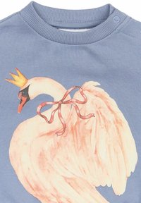 Blaues Baumwoll-Sweatshirt mit einer Schwan-Illustration, die eine Krone und rosa Banddetails zeigt. Weicher Stoff und rundes Ausschnittdesign.