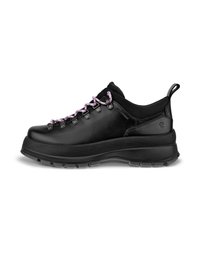 Scarpe da trekking nere con suola in gomma, parte superiore in pelle, lacci rosa e una suola intermedia testurizzata. Presentano un'anello al tallone per facilitare l'indossamento.