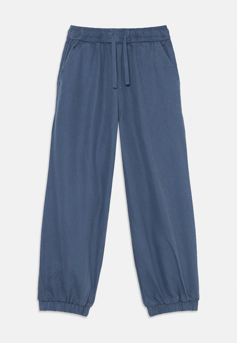 Calças casuais azuis com cintura elástica, cordão, bolsos laterais e punhos elásticos, dispostas planos sobre um fundo branco.