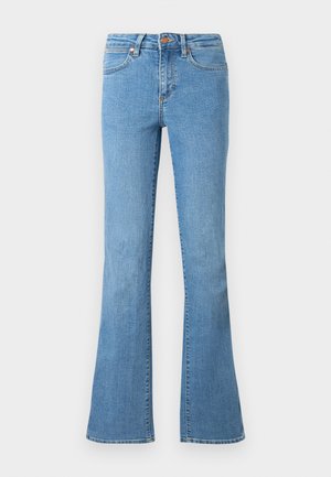Jean en denim bleu clair avec une taille haute, cinq poches, fermeture à bouton et à glissière, et jambes légèrement évasées.
