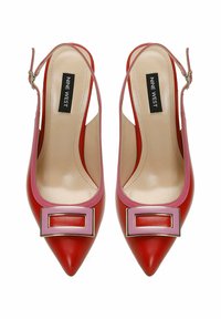 Rote und pinke Leder-Slingback-Absätze mit spitzer Zehenform, die vorne eine auffällige rechteckige Schnalle und eine glatte Textur aufweisen.