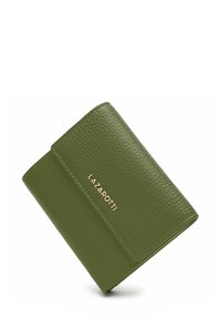 Portafoglio in pelle verde con superficie testurizzata, caratterizzato da un design a piega e logo in rilievo dorato. Forma compatta e slanciata.