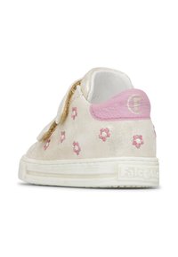 Scarpa di colore chiaro con superficie texturizzata; ricamo floreale rosa; cinturino in velcro; suola bianca; logo del marchio sul tallone e sul lato.