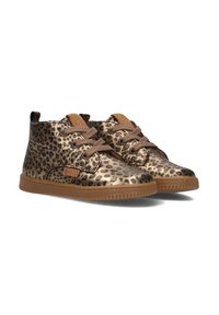 Kindermid-top schoenen met een bruin luipaardprint, tan veters en tan rubberen zolen, zijaanzicht in een hoek op een witte achtergrond.