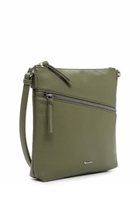 Olijfgroene leren crossbodytas met diagonale ritszak aan de voorkant, bijpassende ritstrekken, verstelbare band en klein zilveren logo onderaan in het midden.