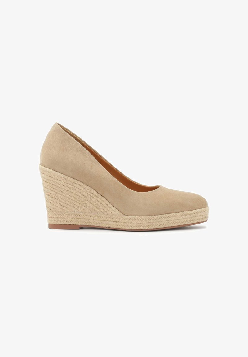 Chaussure à talons compensés beige en suède doux avec une plateforme en jute tressé. Texture lisse avec un design à bout arrondi et un arrière effilé.