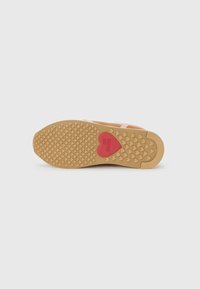 Zool van een sneaker met een gestructureerd rubberpatroon, met een rood hartvormig logo voorzien van de tekst "LOVE RASAVID." Achtergrond is eenvoudig wit.
