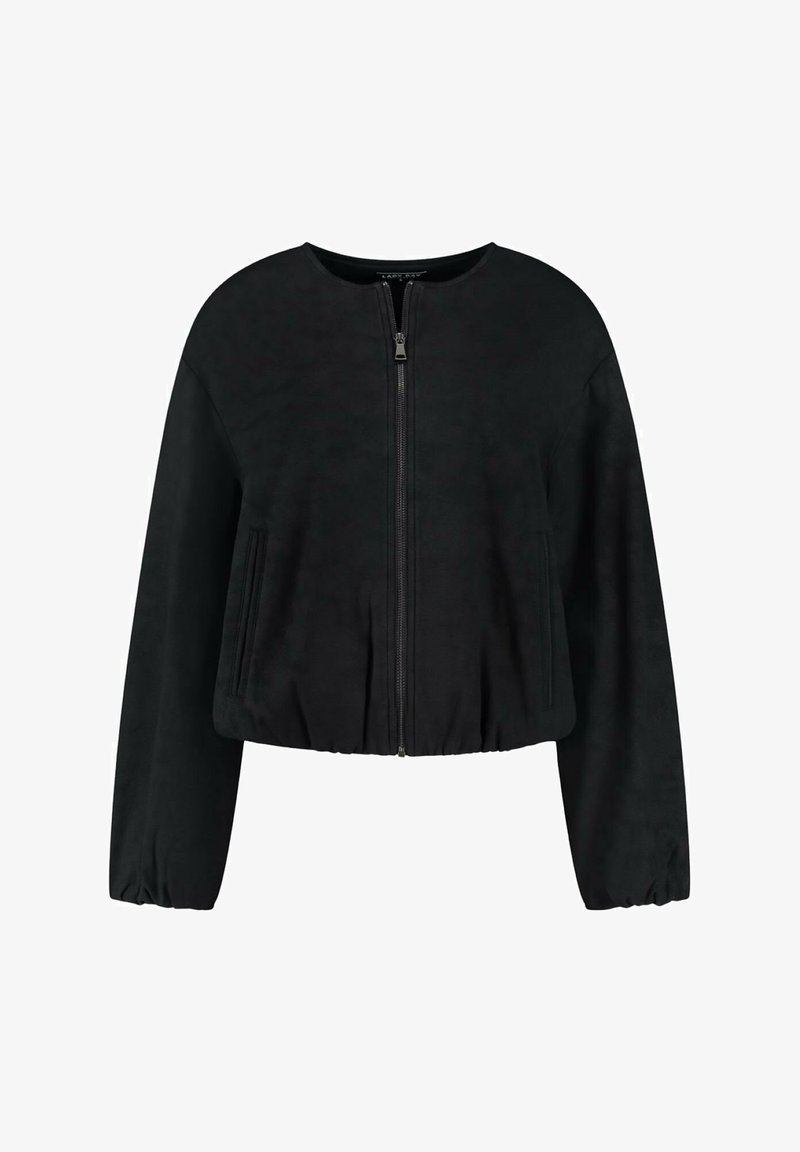 Zwarte, cropped bomberjack gemaakt van zachte stof met een ritssluiting aan de voorkant, ronde halslijn en lange, iets geplooide mouwen. Heeft zijzakken.