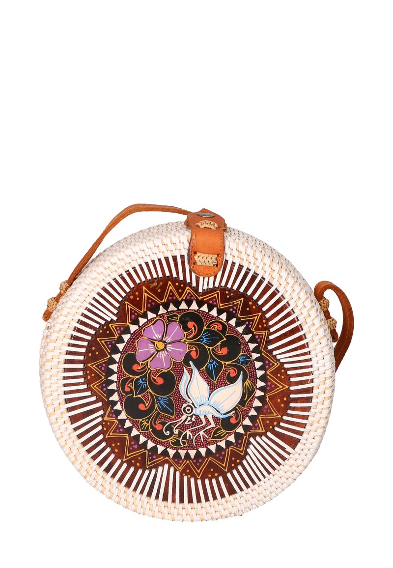 Cestino intrecciato rotondo con un esterno in vimini bianco. Presenta un design floreale e di uccelli colorato su uno sfondo scuro. Cinghia e dettagli in pelle marrone.