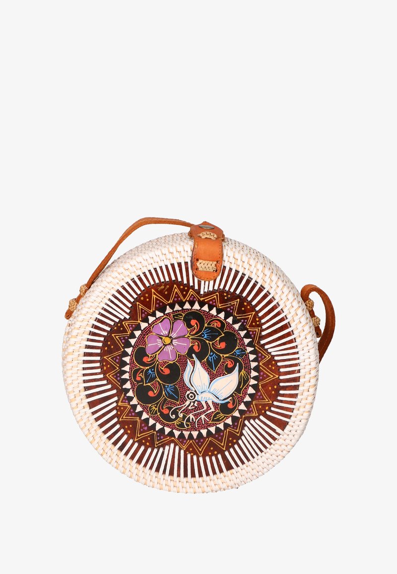 Cestino intrecciato rotondo con un esterno in vimini bianco. Presenta un design floreale e di uccelli colorato su uno sfondo scuro. Cinghia e dettagli in pelle marrone.