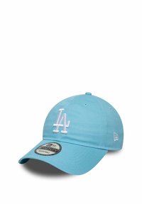 Helleblaue Baseballmütze aus Baumwolle. Verfügt über ein weiß gesticktes "LA"-Logo auf der Vorderseite und hat einen gebogenen Schirm. Verstellbarer Riemen hinten.
