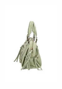 Borsa in suede verde con una forma strutturata, caratterizzata da manici intrecciati, dettagli con nappine e hardware dorato. Chiusura con zip nella parte superiore.