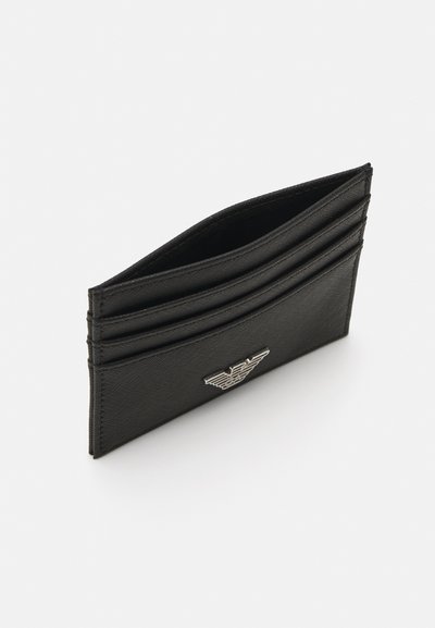 Portafoglio in pelle nera con molte tasche per schede, superficie testurizzata e un accento del logo in argento sul fronte.