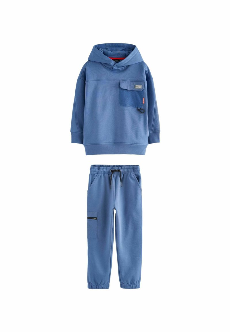 Blå sweatshirt med en frontlomme, hætte og struktureret stof, parret med matchende joggers med elastisk talje og en sidelomme.