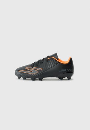 Svart fotballsko med oransje detaljer, teksturert overdel, snøring og mønstrete design. Har en solid såle med utskiftbare knotter.