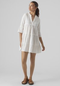 Vero Moda VMHELI 3/4 SHORT WVN GA - Kasdienė suknelė - snow white