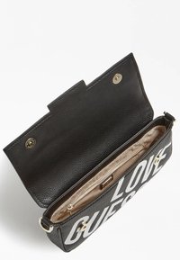 Sort struktureret faux læder handbag med "LOVE" og "GUESS" trykt i hvidt. Har en sikret klap med trykknaplukning og beige indvendig foring.