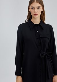 Touché Privé BELTED  - Kreklkleita - black