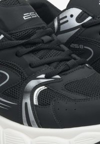 Zwarte sportieve sneakers met een bovenwerk van mesh en synthetisch leer. Bevat zilveren accenten, ronde veters, een ronde neus en een getextureerde zool.