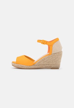 Sandale s punim potplatom - soft ocra