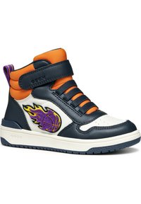 Zapatillas altas en azul marino y naranja con punta de cuero blanco. Presenta un diseño de llama de baloncesto en púrpura y una correa de Velcro. Suela de goma texturizada.