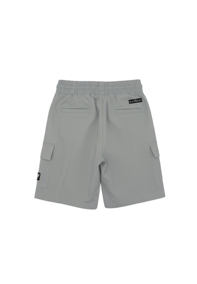 Pantaloncini cargo grigio chiaro con vita elasticizzata, due tasche a filetto sul retro, tasche laterali con pattina e una piccola etichetta nera del marchio sul lato posteriore destro.