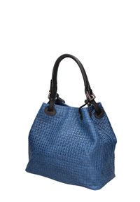 Borsa in pelle intrecciata blu con manici neri, presenta una superficie strutturata e un ampio design aperto. Accenti in metallo argentato sulle cinghie.