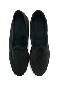 Zapatos negros tipo slip-on con una textura suave y mate y bordes elastizados. El interior cuenta con un forro suave. Diseño ligero y minimalista.