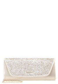 Clutch-taske med glitrende sølv frontklap, lys gylden krop og tynd guld kæderek, designet til formelle anledninger.