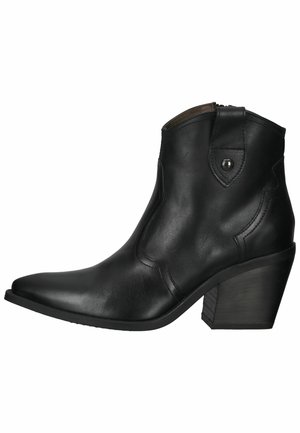 Stivale alla caviglia in pelle nera con punta affusolata, cuciture sottili, cerniera laterale e tacco grosso. Texture liscia, senza motivi o accessori visibili.