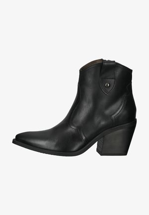 Schwarze Leder-Stiefelette mit spitzem Zehenbereich, dezenten Nähten, seitlichem Reißverschluss und klobigem Absatz. Glatte Oberfläche, keine sichtbaren Muster oder Beschläge.