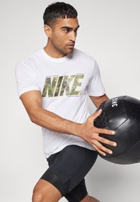 Nike Performance TEE CAMO - Camiseta deportiva - white