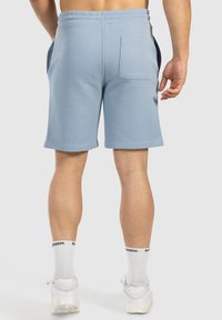Helleblau, knielange Shorts aus strukturiertem Stoff mit elastischem Bund und Seitentaschen; minimalistischem Design mit einer hinteren Taschendetail.